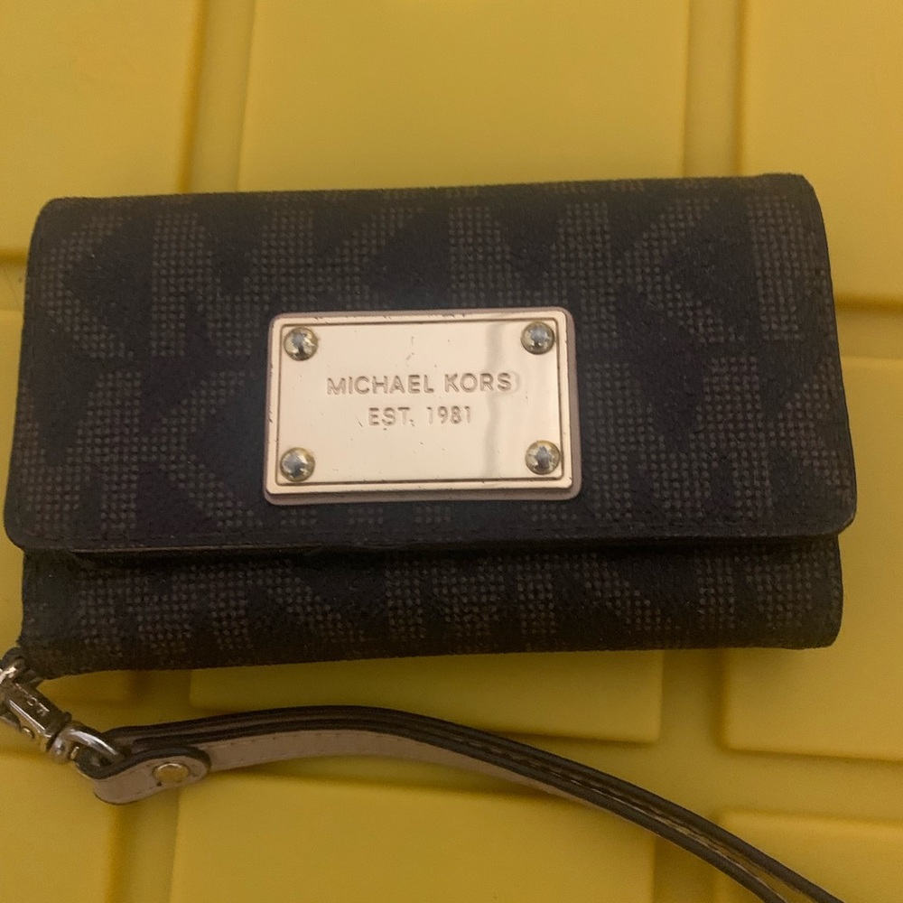 Michael Kors wristlet/phone case